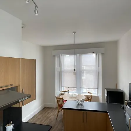 Spacious 3 Bedroom Apartment In Campbeltown Centre Exterior photo