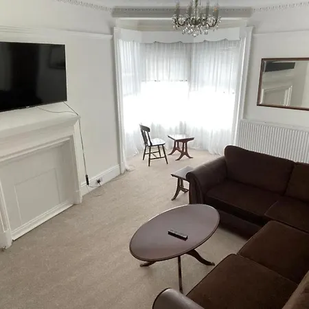 Spacious 3 Bedroom Apartment In Campbeltown Centre Exterior photo