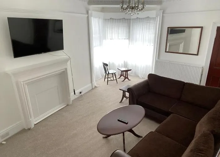 Spacious 3 Bedroom Apartment In Campbeltown Centre