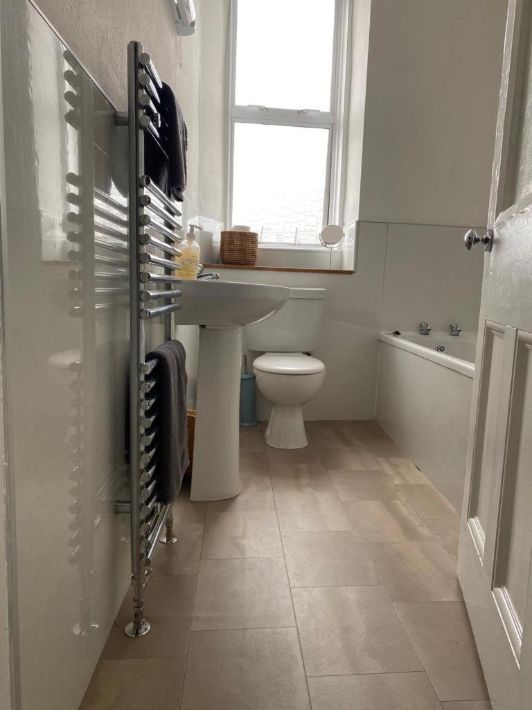Spacious 3 Bedroom In Centre Apartment *