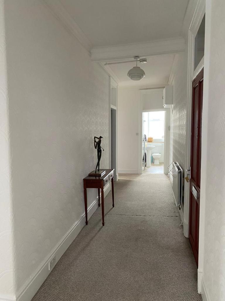 Spacious 3 Bedroom In Centre Apartment
